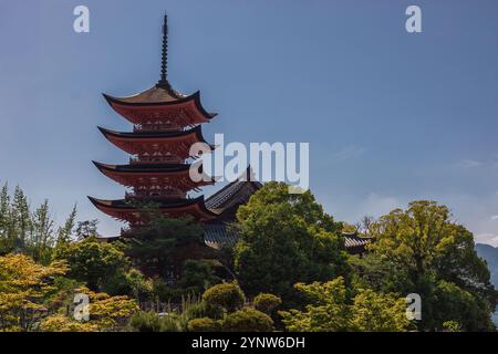 Pagoda sugli alberi al santuario di itsukushima Foto Stock