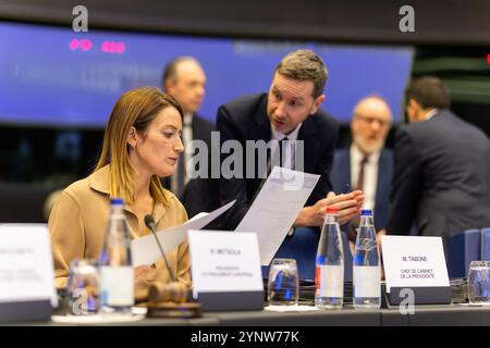 27 novembre 2024, Francia, Straßburg: Roberta Metsola (Partit Nazzjonalista), Presidente del Parlamento europeo, siede nella sala riunioni che precede la Conferenza dei presidenti. Secondo l'ordine del giorno provvisorio, il terzo giorno della riunione inizia con la presentazione del Collegio dei Commissari designati e del suo programma da parte del Presidente eletto della Commissione europea, U. von der Leyen. A questo seguirà la votazione sull'elezione della nuova Commissione europea. Ci saranno poi discussioni sullo Stato di diritto, sulle zone prive di fumo e aerosol e sui casi di violazione dei diritti umani Foto Stock