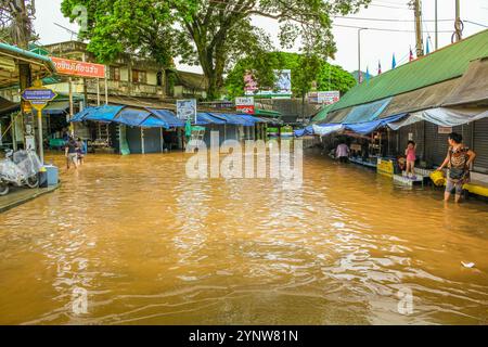 Thailandia - 27 luglio 2011: Villaggio lungo la strada per Chiang Rai in Thailandia inondato da una forte pioggia a causa dei cambiamenti climatici. Foto Stock