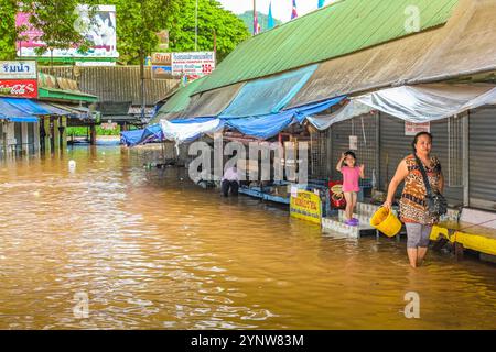 Thailandia - 27 luglio 2011: Strada allagata e negozi distrutti in un fiume di fango durante la tempesta tropicale Village lungo il tragitto per Chiang Rai in Thailandia Foto Stock