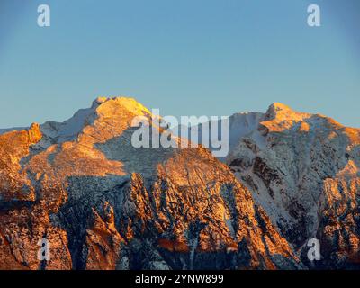 Vista delle vette del Monte Baldo, a sinistra cima Valdritta 2218 m e a destra cima Val Fontanella 2207 m alla luce della sera. La foto è stata scattata da Tremosine. Foto Stock