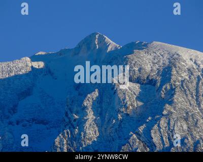 Vista della cima Telegrafo innevata del Monte Baldo 2200 m. La foto è stata scattata da Tignale. Foto Stock