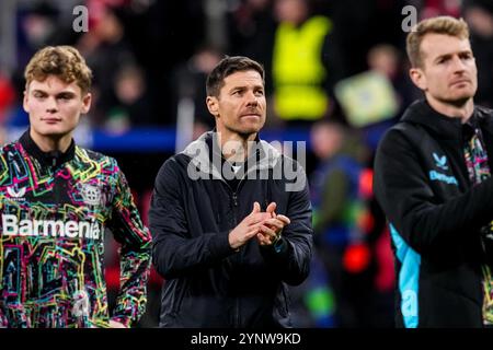 LEVERKUSEN, GERMANIA - NOVEMBRE 26: L'allenatore del Bayer 04 Leverkusen Xabi Alonso applaude dopo la partita di UEFA Champions League 2024/25 di fase MD5 tra il Bayer 04 Leverkusen e il Salzburg al BayArena il 26 novembre 2024 a Leverkusen, Germania. (Foto di René Nijhuis/MB Media) Foto Stock