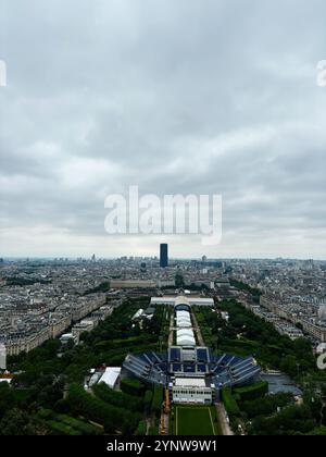 Uno scatto aereo mozzafiato di Parigi che mostra una miscela di architettura storica e contemporanea. La città è estesa sotto un cielo nuvoloso, featurin Foto Stock