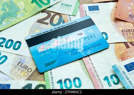 Carta di credito e banconote in euro di maggio. soldi e carte di credito. la carta di credito blu è in contanti. concetto di conto multi-valuta in valute diverse. Foto Stock