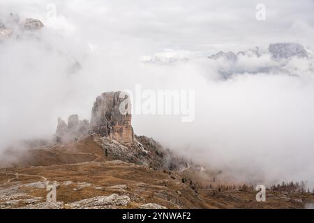 Cinque Torri in un vasto paesaggio nebbioso tra le montagne dolomitiche in Italia Foto Stock