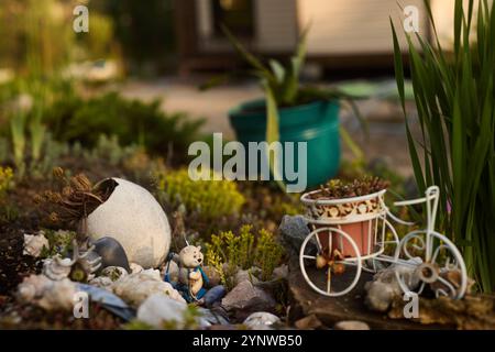 Splendido e affascinante giardino con vari elementi decorativi e tocchi artistici Foto Stock