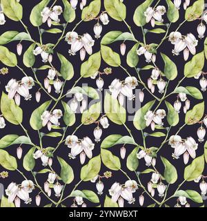 Fiore di campana rosa bianco mirtillo, bocciolo con foglie verdi sui rami, disegnato a mano con acquerello, illustrazione botanica di fiori selvatici. Motivo senza cuciture Foto Stock