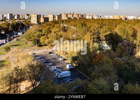 Mosca, Russia - 1° ottobre 2024: Sopra la vista della via Bolshaya Akademicheskaya e del colorato parco Timirjazevsky nel quartiere Koptevo della città di Mosca, ON Foto Stock