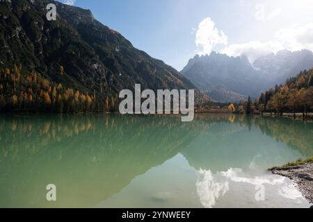Bellissimo paesaggio alpino aperto con colori autunnali e riflessi sul lago Foto Stock