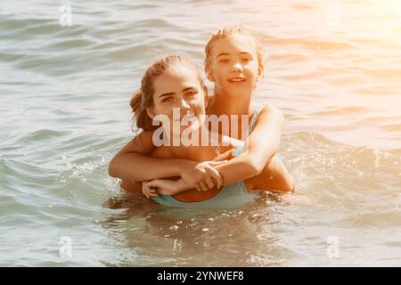 Madre e figlia si godono una giornata in spiaggia Foto Stock