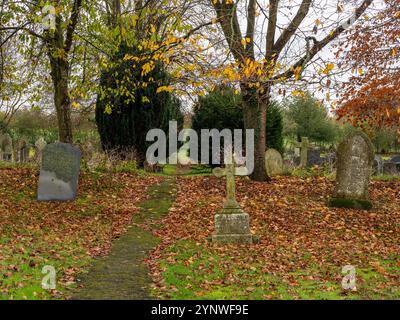 Percorso attraverso un cimitero di campagna in autunno, Yardley Hastings, Northamptonshire, Regno Unito Foto Stock