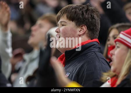 Tifosi del Newcastle che cantano prima della partita durante la partita del Campionato Sky Bet Sunderland vs West Bromwich Albion allo Stadium of Light, Sunderland, Regno Unito, 26 novembre 2024 (foto di Alfie Cosgrove/News Images) Foto Stock