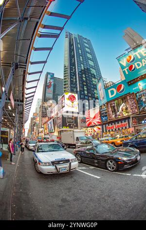 New York, USA - 8 luglio 2010: Traffico mattutino tipico a Times Square, con teatri di Broadway e sorvegliato dalla polizia. È un simbolo della nuova Y Foto Stock