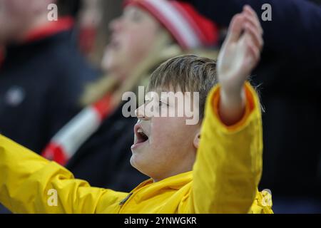 Sunderland, Regno Unito. 27 novembre 2024. Tifosi del Newcastle che cantano prima della partita durante la partita del Campionato Sky Bet Sunderland vs West Bromwich Albion allo Stadium of Light, Sunderland, Regno Unito, 26 novembre 2024 (foto di Alfie Cosgrove/News Images) a Sunderland, Regno Unito, il 27/11/2024. (Foto di Alfie Cosgrove/News Images/Sipa USA) credito: SIPA USA/Alamy Live News Foto Stock