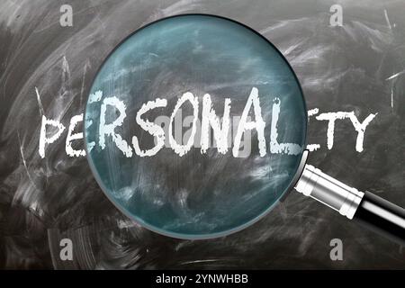 Personalità - imparate, studiate e ispezionate. Un'occhiata più da vicino alla personalità. Una lente d'ingrandimento che ingrandisce la parola "personalità" scritta su un blackboar Foto Stock