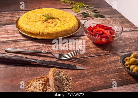 Tortilla spagnola una volta cotte le patate, scaricare l'olio e mescolare con le uova sbattute Foto Stock