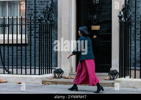Londra, Regno Unito. 26 novembre 2024. Shabana Mahmood deputato, Lord Cancelliere e Segretario di Stato per la giustizia, lascia Downing Street al numero 10 dopo aver partecipato a una riunione del Gabinetto. Il governo di Sir Keir Starmer dovrebbe pubblicare oggi il suo libro bianco sulla riforma del welfare. Crediti: Mark Kerrison/Alamy Live News Foto Stock