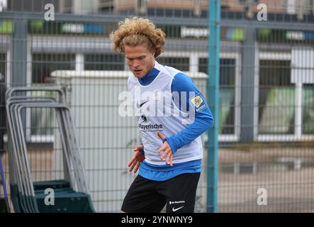 München, Deutschland 26. Novembre 2024: Fussball, Herren, 3.Liga, Saison 2024/2025, TSV 1860 München, training, Grünwalder Strasse 114 Jesper Verlaat (TSV 1860 München) beim Aufwärmen Foto Stock