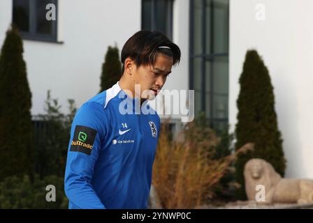 München, Deutschland 26. Novembre 2024: Fussball, Herren, 3.Liga, Saison 2024/2025, TSV 1860 München, training, Grünwalder Strasse 114 Soichiro Kozuki (TSV 1860 München) auf dem Weg zum Trainingsplatz Foto Stock