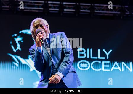 Billy Ocean si esibisce al festival musicale Soultasia di Promenade Park, Maldon, Essex, Regno Unito. Cantare dal vivo con il nome sul grande schermo Foto Stock