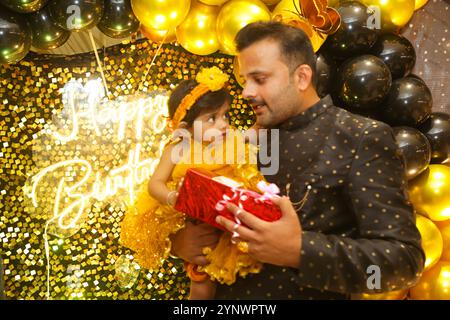 Buona famiglia indiana asiatica o amici festeggiano il compleanno. Mangiare torta, vacanze e concetto di persone. Mumbai, India, data settembre. 2022 Foto Stock