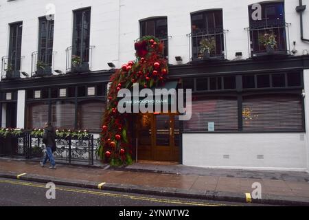 Londra, Inghilterra, Regno Unito. 27 novembre 2024. Vista esterna del Groucho Club in Dean Street, Soho. Il famoso club privato ha avuto la sua licenza sospesa mentre la polizia indagava su un "crimine grave" (immagine di credito: © Vuk Valcic/ZUMA Press Wire) SOLO USO EDITORIALE! Non per USO commerciale! Foto Stock