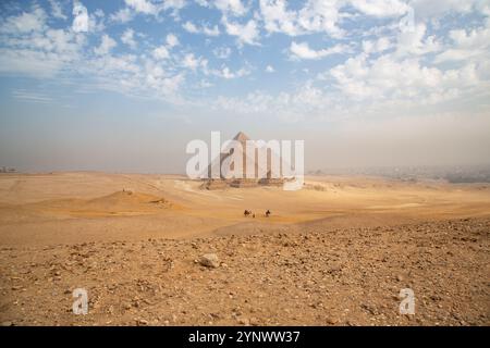 Egitto. Il Cairo - Giza. Vista generale delle piramidi dall'altopiano di Giza (tre piramidi conosciute come piramidi delle regine sul lato anteriore Foto Stock