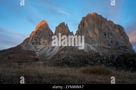 Alba alpenglow sulle cime rocciose del Sassolungo, un'incredibile alba alpina Foto Stock