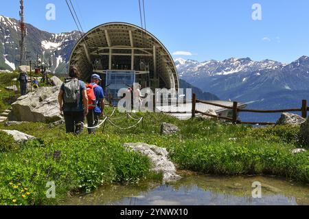 Vista dell'Orto Botanico Alpino Saussurea presso la stazione della funivia Pavillon della Skyway Monte bianco (2173 m) in estate, Courmayeur, Aosta, Italia Foto Stock