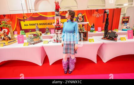 London Olympia 27 Nov 2024 il tema di quest'anno per la competizione di torta fantasy allo spettacolo è All Things Musicals! E Gingerbread House, entrambe le categorie avranno un 1°, 2° e 3° posto, così come un 'Best in Show.27 Nov-1 dic at London Olympia Credit: Paul Quezada-Neiman/Alamy Live News Foto Stock