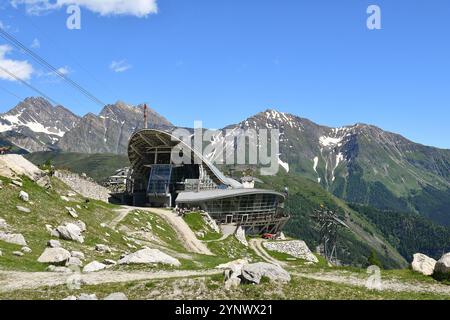 La funivia Pavillon (2173 m) dello Skyway Monte bianco nel massiccio del Monte bianco, in estate, Courmayeur, Valle d'Aosta, Italia Foto Stock