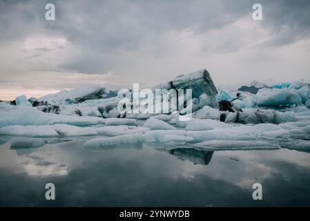 Una laguna ghiacciata in Islanda, dove le acque fredde e cristalline sono punteggiate da frammenti di ghiaccio ghiacciato Foto Stock