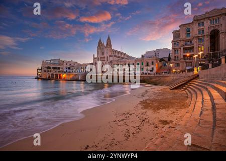 St. Julian's, Malta. Immagine della città di mare di St. Julian's, Malta all'alba. Foto Stock