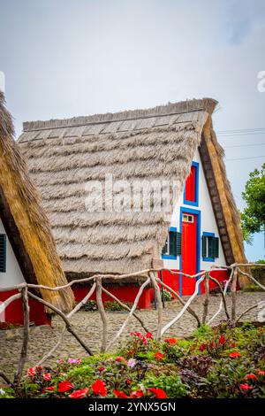 Santana, Madeira, Portogallo, 5 novembre 2024: Vista sulle case storiche di Santana a Madeira, Portogallo Foto Stock
