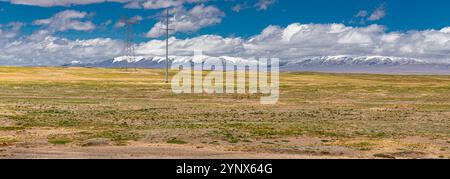 Vista panoramica delle catene montuose innevate e del paesaggio nuvoloso delle montagne Kunlun nell'altopiano di Pamirs nello Xinjiang, in Cina Foto Stock