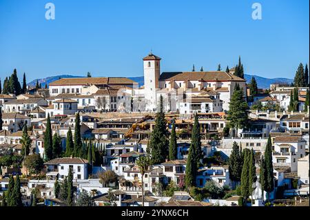 Granada, Spagna - 17 luglio 2024: Diversi edifici nel paesaggio urbano. Punto di vista dal Palazzo dell'Alhambra Foto Stock