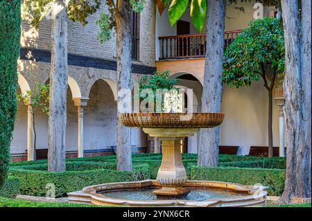 Granada, Spagna - 17 luglio 2024: Antica fontana in un cortile del palazzo dell'Alhambra Foto Stock