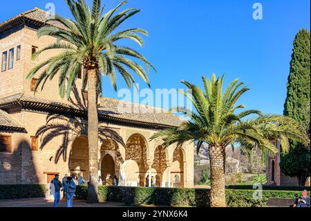 Granada, Spagna - 17 luglio 2024: Turisti in un cortile del palazzo dell'Alhambra. Foto Stock