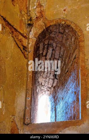 Granada, Spagna - 17 luglio 2024: Dettaglio della finestra medievale ad arco nel Palazzo dell'Alhambra. Foto Stock