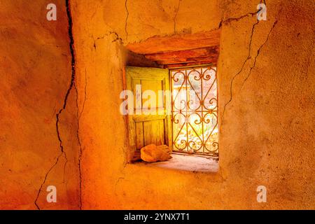 Luce che arriva dalla finestra di un edificio pise / pisé abbandonato in un villaggio berbero in Marocco Foto Stock