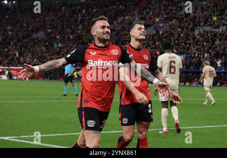 Aleix Garcia (Bayer), Granit Xhaka (Bayer), Champions League, Matchday 5, Bayer 04 Leverkusen vs RB Salzburg, Leverkusen, Germania. 26 novembre 2024. Crediti: Juergen Schwarz/Alamy Live News Foto Stock