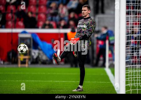 LEVERKUSEN, GERMANIA - NOVEMBRE 26: Il portiere del Bayer 04 Leverkusen Matej Kovar si scalda prima della partita di UEFA Champions League 2024/25 in fase MD5 tra il Bayer 04 Leverkusen e il Salzburg al BayArena il 26 novembre 2024 a Leverkusen, Germania. (Foto di René Nijhuis/MB Media) Foto Stock