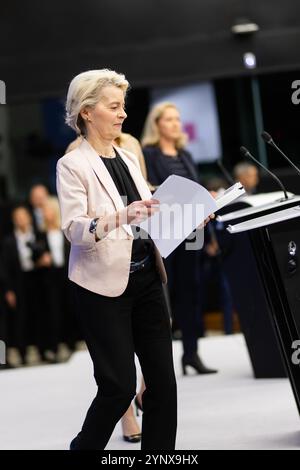 27 novembre 2024, Francia, Straßburg: Ursula von der Leyen (l, CDU), Presidente della Commissione europea, attraversa l'edificio del Parlamento europeo prima di una conferenza stampa. Secondo l'ordine del giorno provvisorio, il terzo giorno della sessione inizia con la presentazione del Collegio dei Commissari designati e del suo programma da parte del Presidente eletto della Commissione europea. A questo seguirà la votazione sull'elezione della nuova Commissione europea. Seguiranno dibattiti sullo Stato di diritto, sulle zone libere da fumo e aerosol e sui casi di violazione dei diritti umani, della democrazia e della t Foto Stock