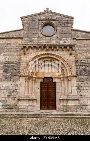 Portale romanico del muro occidentale, tempio preromanico di Santa María de Wamba, X secolo, regione di Montes Torozos, Valladolid, Castiglia e Leone Foto Stock