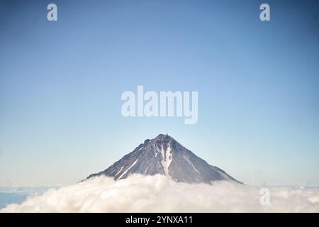 Vulcano Koryaksky. Il maestoso e stupefacente vulcano si trova sotto un chiaro e brillante cielo blu Foto Stock