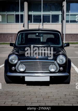 Minsk, Bielorussia, 27 novembre 2024 - Vista frontale del rover mini d'epoca classico parcheggiato in strada Foto Stock