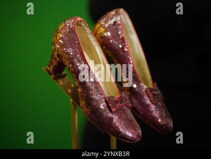 Le originali pantofole ruby indossate dall'attrice e cantante di Hollywood Judy Garland, nel classico film del 1939 il mago di Oz, in mostra all'Heritage Auctions di Londra, prima che vengano offerte all'asta il mese prossimo. Data foto: Mercoledì 27 novembre 2024. Foto Stock