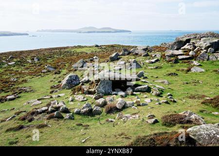Coetan Arthur dolmen a camera sepolcrale megalitica preistorica neolitica a St Davids Head, Pembrokeshire, Galles. Vista sud-ovest su Ramsey Island Foto Stock