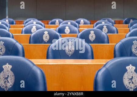 2024-11-26 Dutch Tweede Kamer Plenary Debate DEN HAAG, PAESI BASSI - NOVEMBRE 26: Sedie vuote all'interno della Tweede Kamer il 26 novembre 2024 a Den Haag, Paesi Bassi Den Haag Tweede Kamer Paesi Bassi contenuto non disponibile per la ridistribuzione nei Paesi Bassi direttamente o indirettamente tramite terze parti. Copyright: XJohnxBeckmannx Foto Stock